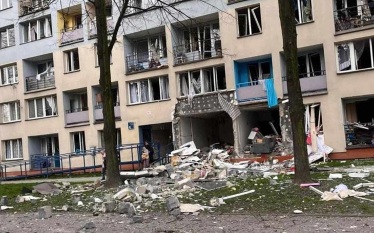 Zniszczony budynek po eksplozji, dramatyczny widok.