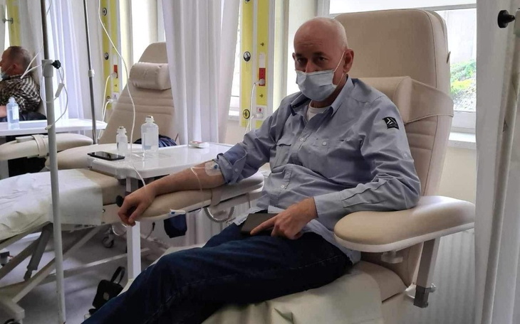 Mężczyzna w szpitalu, podłączony do kroplówki.