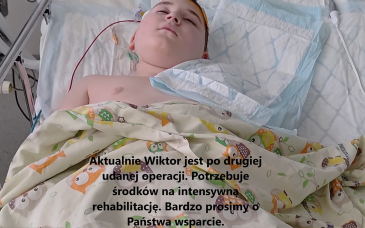 Chłopiec po operacji, potrzebujący wsparcia na rehabilitację.