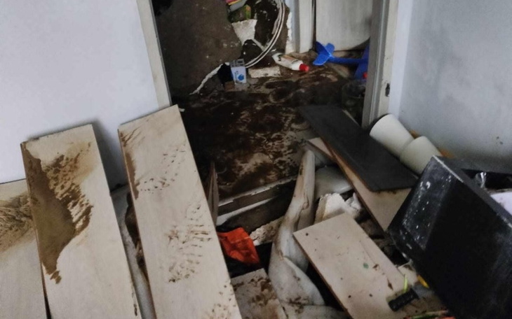 Zniszczone wnętrze po zalaniu, z bałaganem na podłodze.