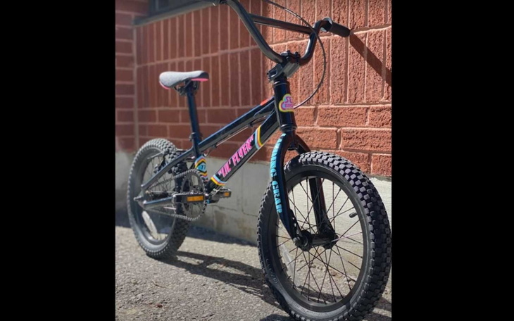 Stylowy rower BMX, gotowy do jazdy.