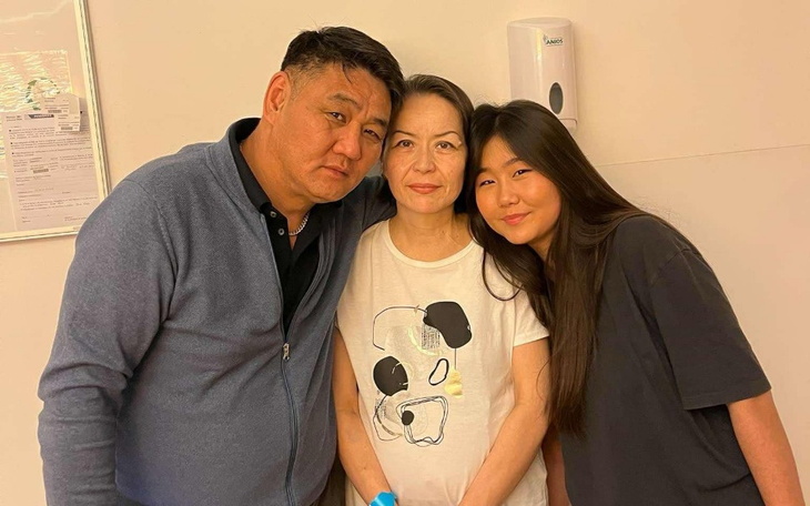 Rodzina pozująca razem, uśmiechnięta i zadowolona.