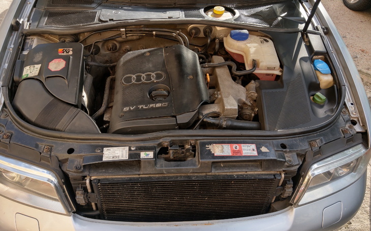 Silnik samochodu Audi z widocznym oznaczeniem SV Turbo.