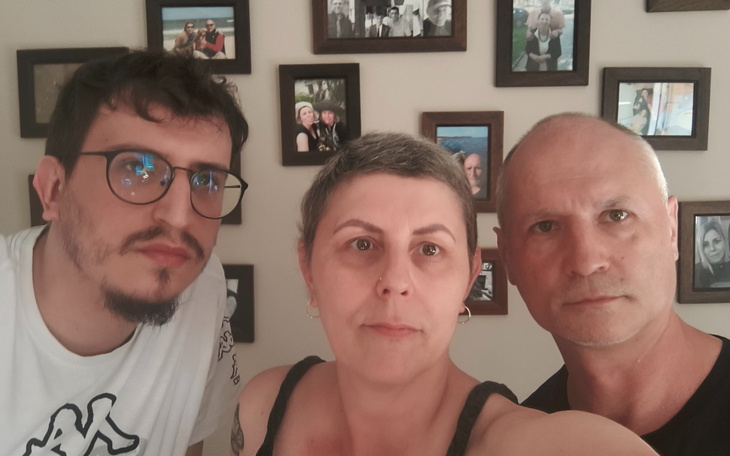 Małe, ścienne wnętrze z sofą i oknem, jasne światło wchodzi do pokoju.