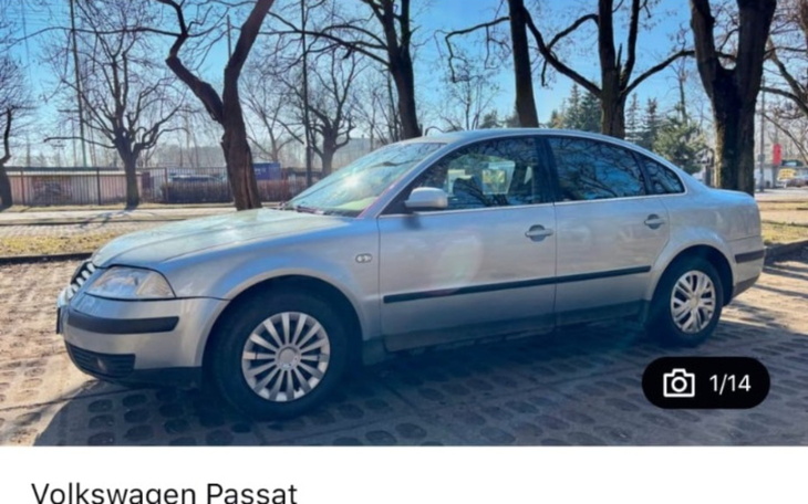 Samochód Volkswagen Passat zaparkowany w miejskim otoczeniu.