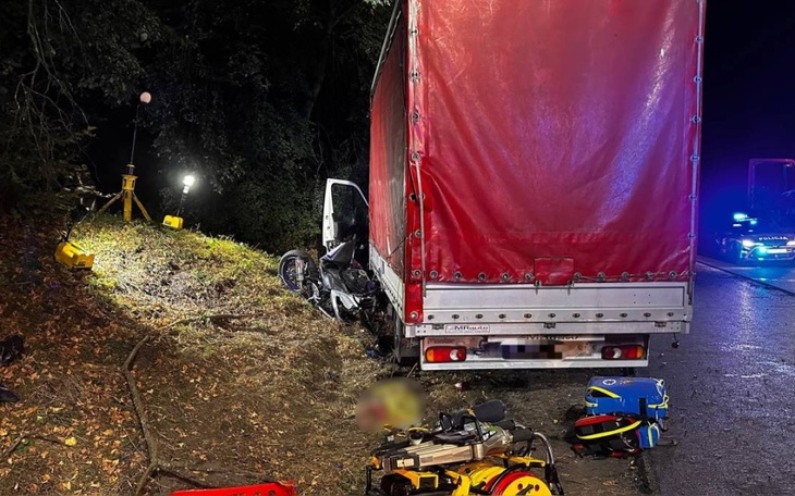 Wypadek drogowy z ciężarówką i sprzętem ratunkowym.