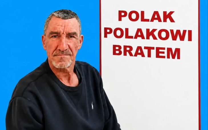 Zbliżenie na rączkę z bliznami i twarz po zabiegu