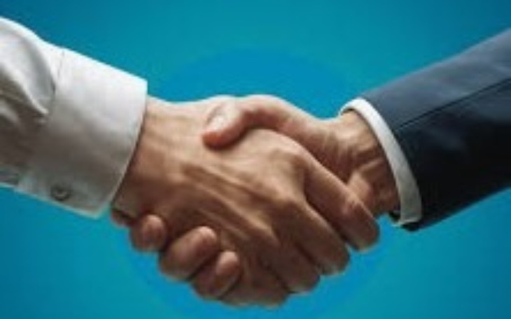 Dwie ręce w uścisku, symbolizujące współpracę i porozumienie.