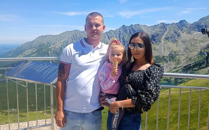 Rodzina na tle gór, trzymająca lody w słoneczny dzień.