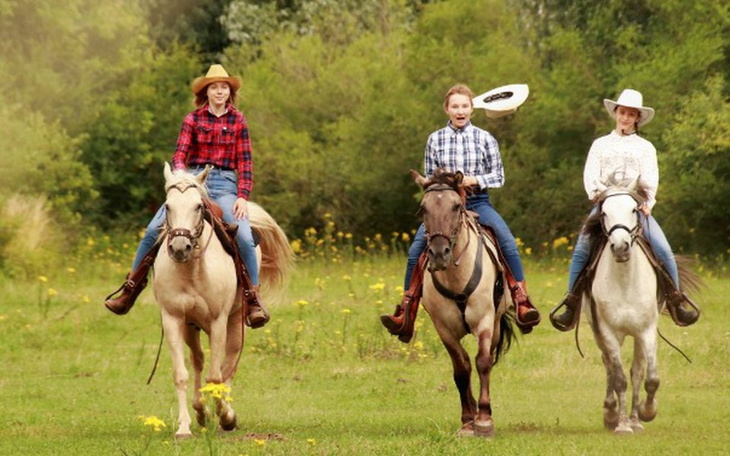 Zbiórka Starty w zawodach jeździeckich - zdjęcie główne