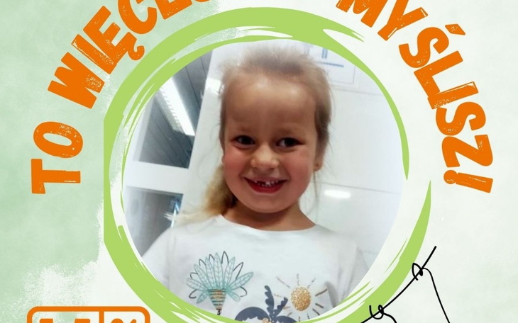 Uśmiechnięta dziewczynka z napisem 'To więcej niż myślisz!'