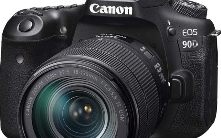 Aparat Canon EOS 90D z obiektywem.