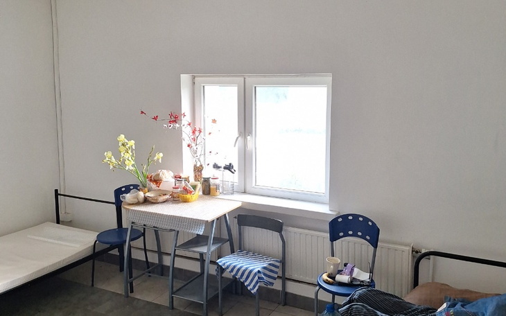 Jasne pomieszczenie z oknem i stołem z jedzeniem.