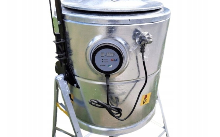 Nowoczesny zbiornik, prawdopodobnie do gotowania lub przechowywania.