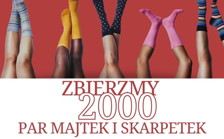 Kolorowe nogi w skarpetkach, zachęcające do zbiórki odzieży.