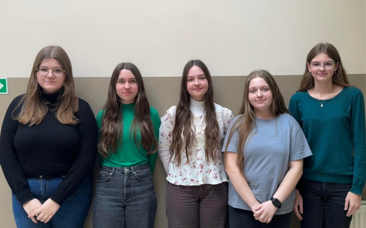 Koty w klinice, jeden z nich je z miski.