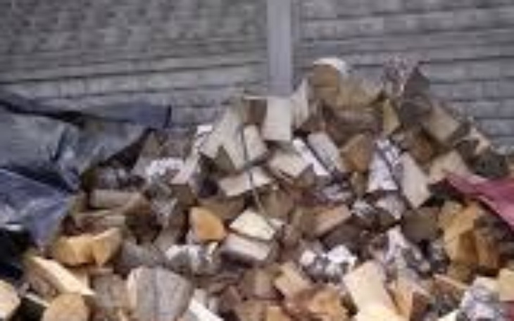 Stos drewna, przygotowanego do użycia.