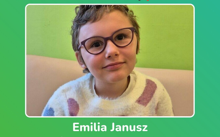 Emilia Janusz, uśmiechnięta dziewczynka w okularach.