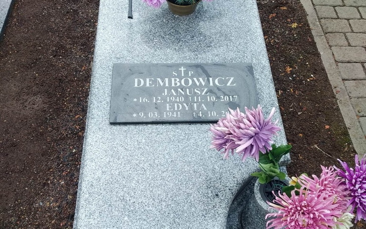 Nagrobek z kwiatami, upamiętniający Janusza i Edytę Dembowicz.