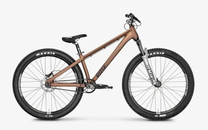 Nowoczesny rower górski w kolorze brązowym.