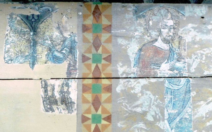 Fragmenty malowideł ściennych z postaciami religijnymi.