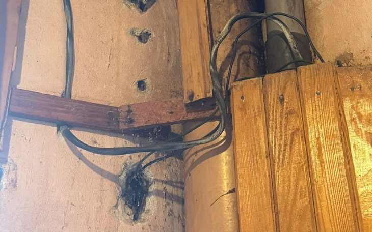 Zbliżenie na przewody elektryczne w ścianie.