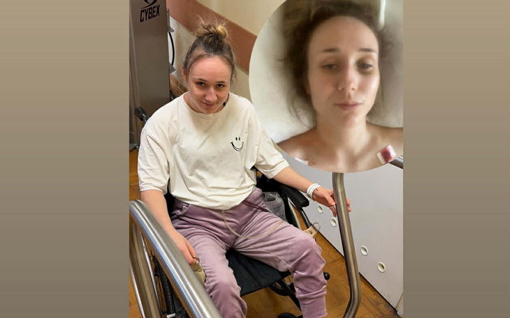 Młoda kobieta na wózku inwalidzkim, uśmiechająca się do kamery.