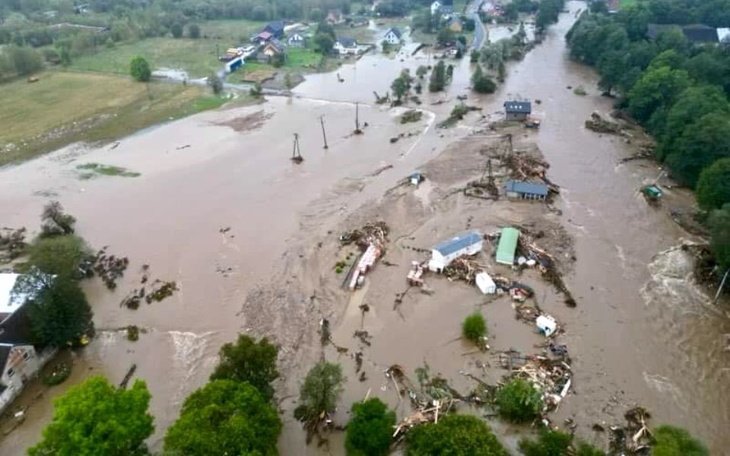 Widok z lotu ptaka na zniszczony teren po powodzi.