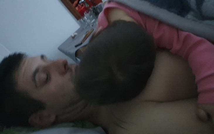 Ojciec z dzieckiem w łóżku, chwila bliskości i miłości.