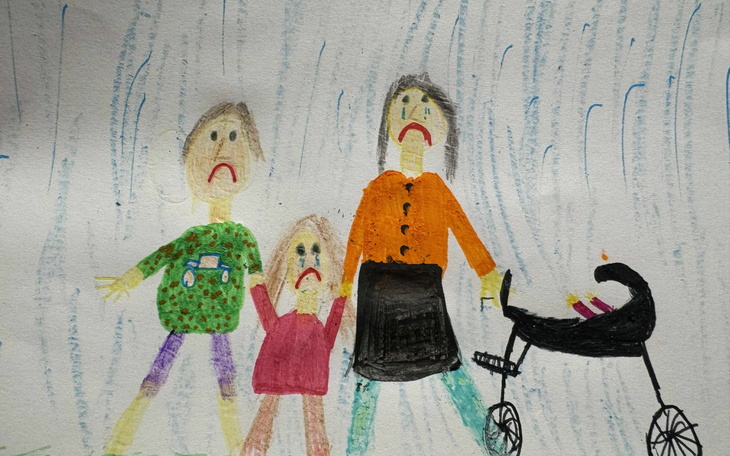 Rysunek dzieci przedstawiający smutne postacie w deszczu.