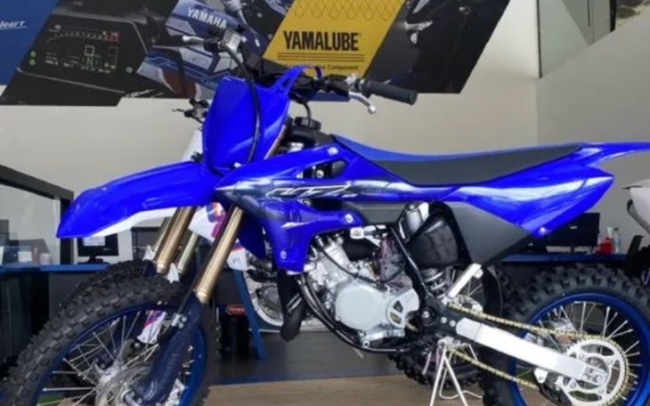 Motocykl terenowy w salonie, gotowy do jazdy.