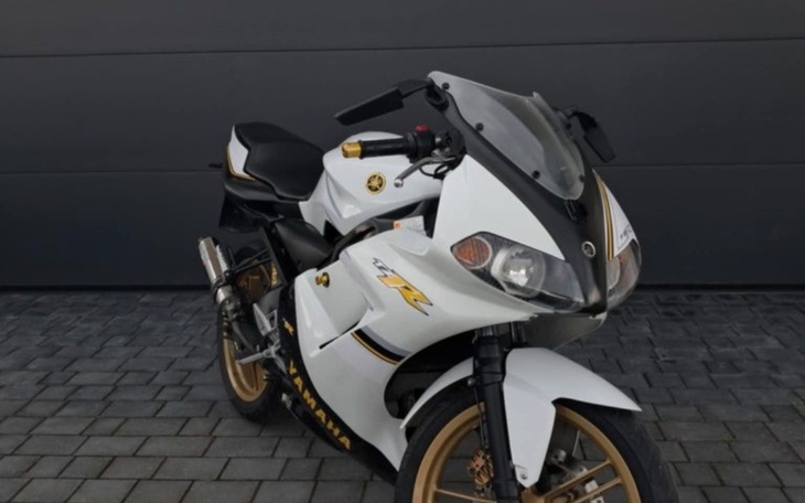 Motocykl Yamaha R1 w białym kolorze na szarym tle.