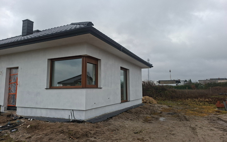 Nowy dom w budowie, widok z boku.