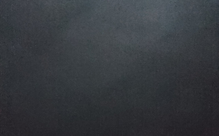 Ciemne tło z delikatnymi odcieniami, tworzące tajemniczy nastrój.