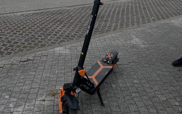 Hulajnoga elektryczna na chodniku, gotowa do jazdy.