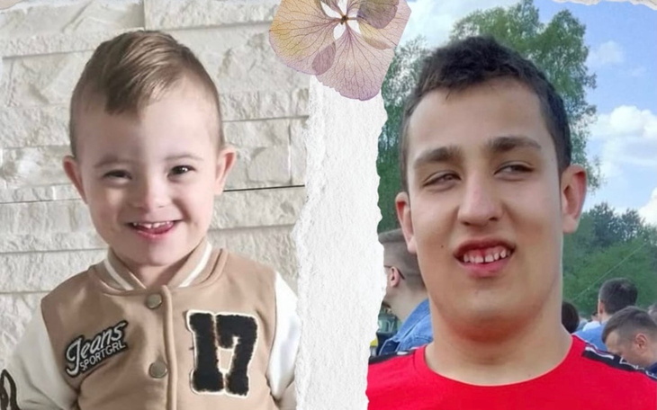 Uśmiechnięty chłopiec w kurtce, pozujący na tle jasnej ściany.