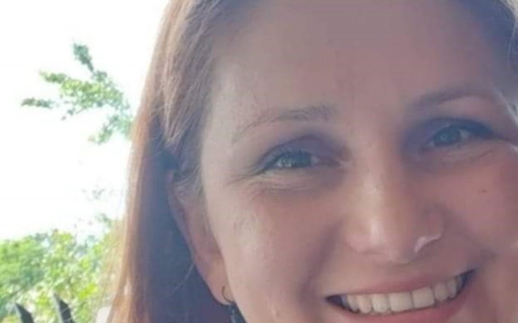 Kobieta uśmiechająca się do kamery, w jasnym otoczeniu.