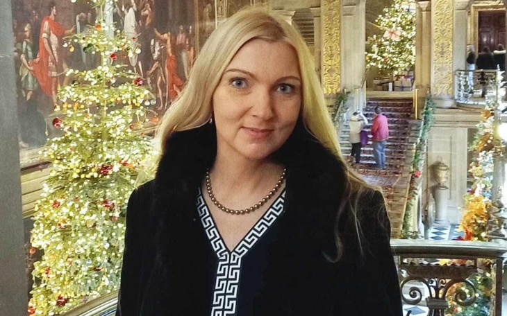 Elegancka dama w czarnej sukience pośród świątecznego wystroju