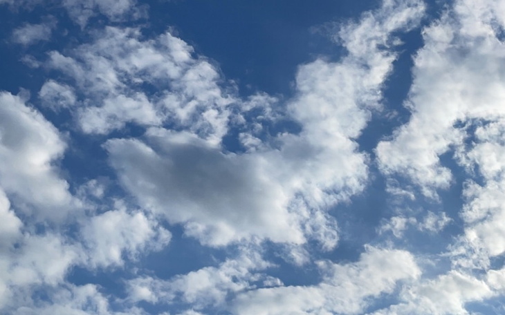 Błękitne niebo z białymi chmurami.