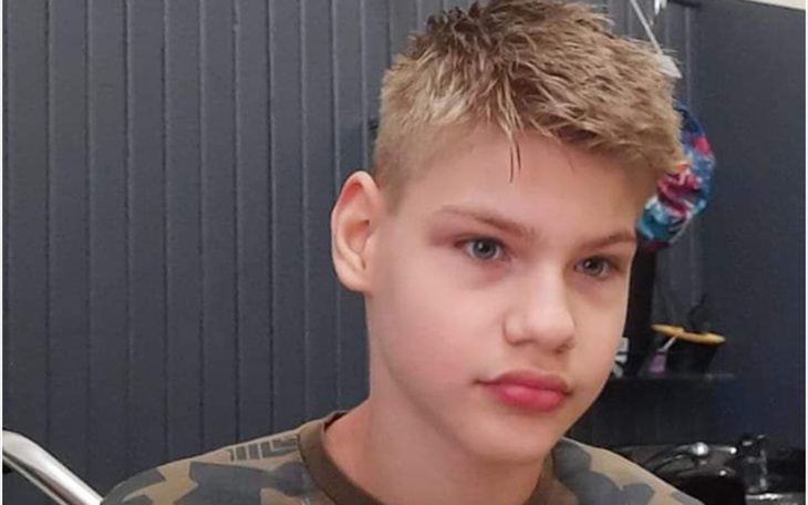 Chłopiec z krótkimi włosami w pomieszczeniu.