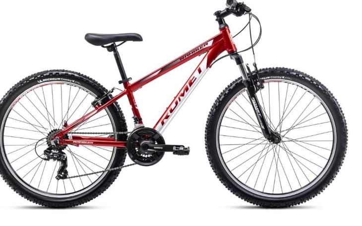 Czerwony rower górski na białym tle.