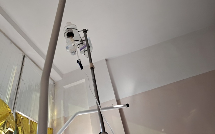 Lampa i sprzęt medyczny w pomieszczeniu.