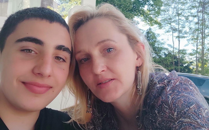 Młody mężczyzna z kobietą, pozujący do zdjęcia.