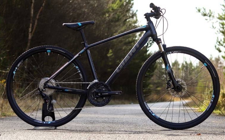 Rower górski na leśnej ścieżce.