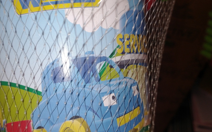 Zbliżenie na kolorowy pojemnik z motywem samochodów.