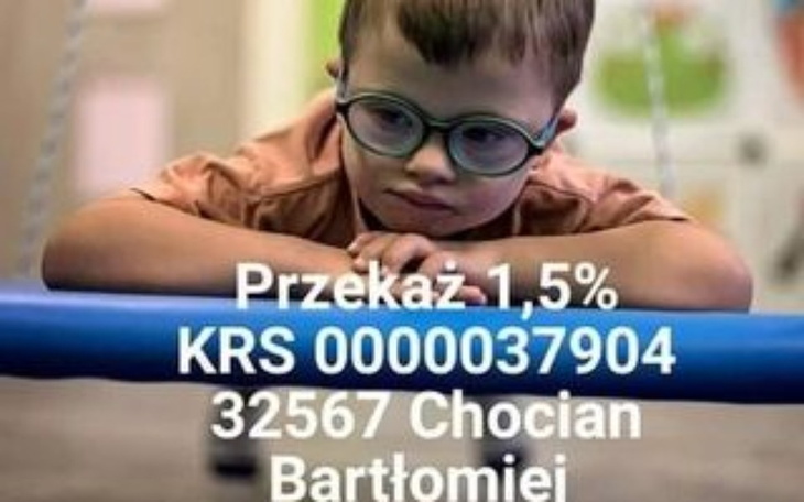 Chłopiec z okularami, apel o wsparcie 1,5% podatku.