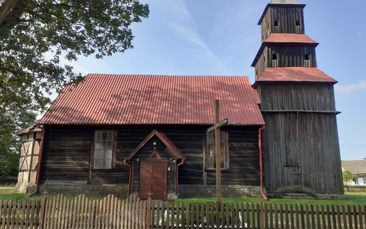 Stara drewniana świątynia z czerwonym dachem.