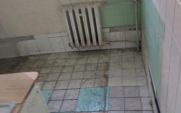 Zaniedbana kuchnia z brudną podłogą.