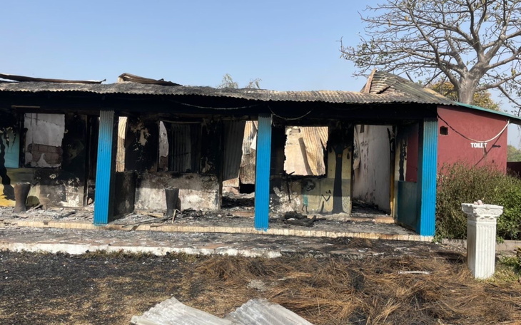 Zniszczony budynek po pożarze, świadectwo tragedii.