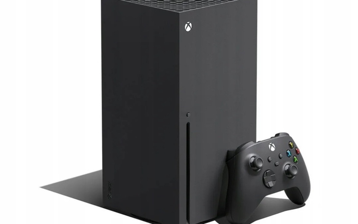 Konsola Xbox Series X z kontrolerem, na białym tle.